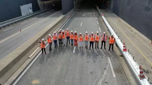 SWARCO medewerkers van Young SWARCO op een brug (projectlocatie)